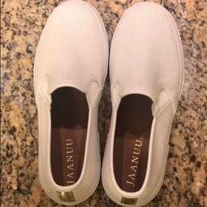 Jaanuu White Scrub Shoes; Size 8